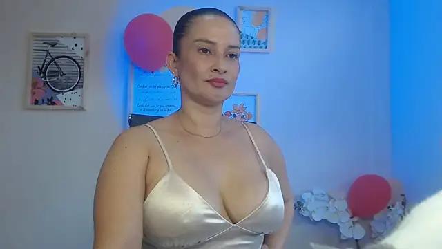 lucy_diiaz from StripChat is Freechat